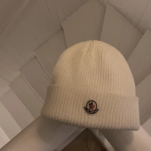 Moncler beanie - Stil ren moncler mössa i väldigt bra skick, endast mössa inget annat!