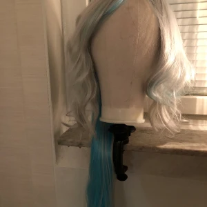 COSPLAY SAKER (LÄS BESKRIVNINGEN, KÖP INTE NU!) - Furina Peruk 50kr, Lumine kostym + peruk 400kr, Miku peruk 50kr, Lolita plattforms 100kr, Albedo Kostym + peruk 400kr, Hutao kostym + peruk 350kr, Rin peruk 50kr, Ganyu kostym + peruk, 460kr, finns mer!❤️ Köparen står för frakt :)