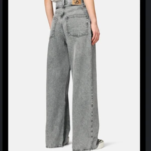 Grå Baggy Cava Company Jeans - Köpta i Somras. Fint skick. (lite slitna nere men syns inte) säljer för de har blivit för stora och även billigare för det är svårt att sälja och jag vill rensa ut garderoben. Fråga gärna om fler bilder! Har samma i svart också nypris: 800 kr