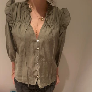 Zara blus - En super söt och trendig blus från zara förra året! Knappt använd endast lite skrynklig i ryggen!