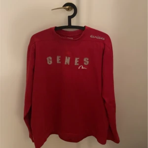 EVISU LONG SLEEVE - Ganska så unik tröja med den röda färgen och materialet på texten.  Inga defekter!