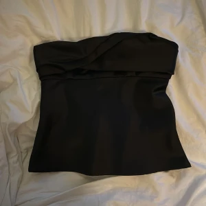 Satin Topp - Super fin bandeau topp från zara🤩 toppen passar till nästan allt och är super snygg men även väldigt skön😍 nyskick!!!