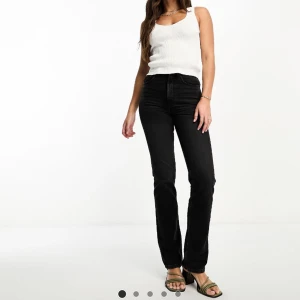 Svarta Jenans - Asos Tall. Oanvända svarta jeans. Raka i passformen och högmidja. Fler bilder kan skickas vid intresse. Storlek W26/L38