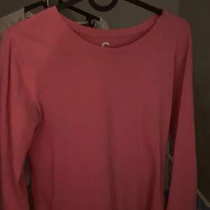 rosa långärmad tunn tröja från cubus, säljer då den inte kommer till användning. stolek S men skulle passa XS också, skriv för mer info🩷