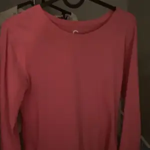 rosa långärmad tunn tröja från cubus, säljer då den inte kommer till användning. stolek S men skulle passa XS också, skriv för mer info🩷