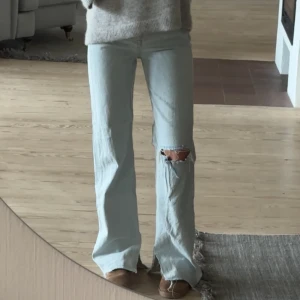 Jeans  - Snygga ljusblå jeans där jag klippt upp hålet och slits själv, långa i benen, högmidjade och använda nån gång. Passar perfekt till sommaren! Pris kan diskuteras 