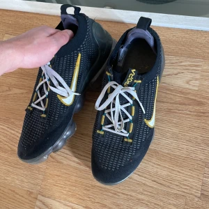 Nike Air Vapormax - Säljer ett par vapormax, användas ett fåtal gånger. Köpt på Zalando där nypriset ligger på ca 2000 kr