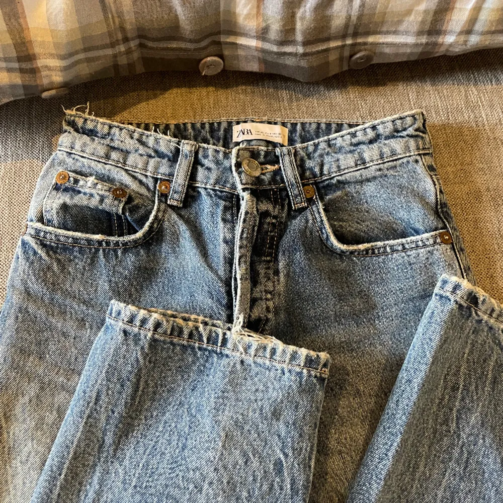 Säljer dessa snygga jeans från zara då som inte längre kommer till användning. Dom är i toppen skick och är i storlek 32❣️. Jeans & Byxor.