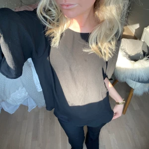 Trekvartsärmad blus - Säljer denna blus pga att den inte kommer till användning längre. Använd fåtal gånger. Pris kan diskuteras💖