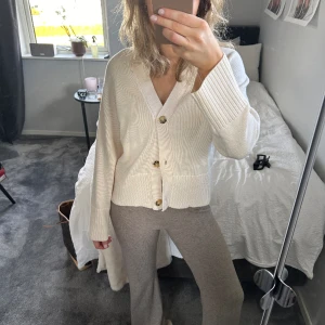 Kofta - Sååå skön stickad kofta som passar till allt😍endast testad!