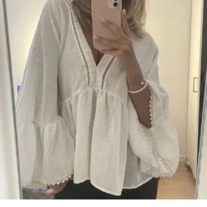 Blus  - Säljer denna fina blusen från zara💕knappt använd så den är i nyskick💕skriv gärna privat vid frågor eller fler bilder! SÄLJER ENDAST VID BRA BUD!!