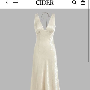 Balklänning  - Min otroligt fina oanvända klänning från cider. Storlek XS men passar även S. Jag har mätt- Längd: 130cm Bredd midja: 68 cm Byst: 80 cm, den har en dragkedja på höger sida.  ( finns fler balklänningar i min profil :)