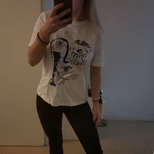 T-shirt  - Snygg t-shirt med coolt tryck på framsidan från zara