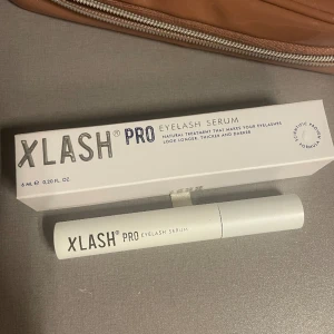 Xlash ögonfransserum - Säljer detta xlash ögonfransserum, har svårt att uppskatta exakt hur mycket som är kvar men mer än 40% är det iallafall (alltså 2,5 ml eller mer). 200kr+frakt eller eget prisförslag💓