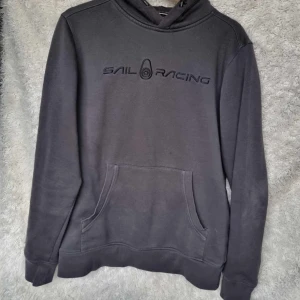 Sail racing  - Tja säljer min sail racing hoodie som är i ett bra skick förutom ett litet hål i armen man kan sy över 