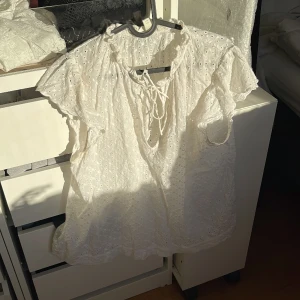 Topp från HM - Superfin vit sommartopp från HM! Säljer då den inte kommit till användning!