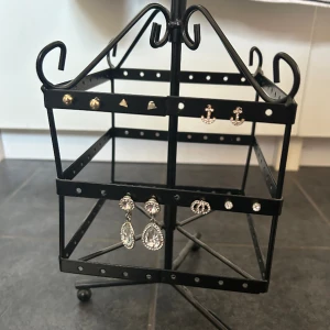 Örhängen  - Super söta olika örhängen. 🤍 50kr för alla, annars skriv så kommer vi överens om ett pris om man vill köpa separat och inte alla. 🤍