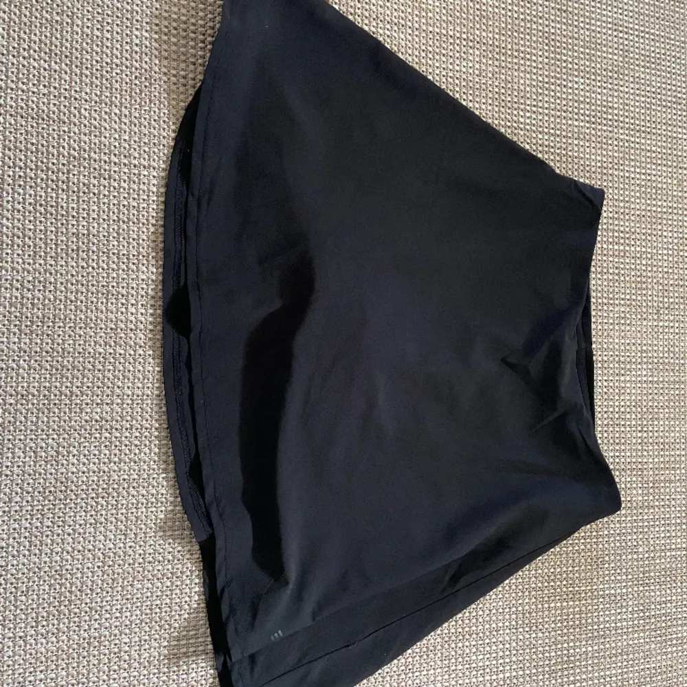 Säljer denna jätte söta svarta tennis kjol.💕 kjolen är i tränings material och har inbyggda shorts i. Storlek S, säljer dessa pga att dem kommer inte till användning💕. Kjolar.