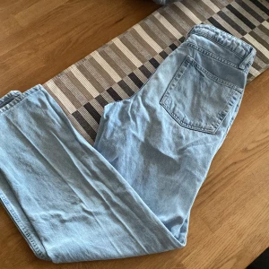 Asos jeans - W29 L32, riktigt snygga ljusblå byxor som passar riktigt bra till sommaren. Väldigt bra skick och knappast använda. Nypris 850:- Mitt pris 110-