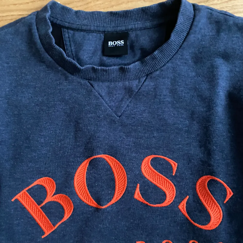 En fin Hugo Boss tröja jag har fått men inte använt pga att den är stor på mig. Den är i storlek L och det finns inga defekter på den. . Hoodies.