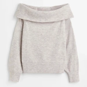 Off shoulder topp - Säljer min stickade off shoulder tröja från Hm, säljer även en i vit - kolla min profil. Tröjan är i bra skick och är helt slutsåld på hemsidan.