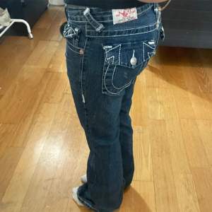 säljer mina lågmidjade flare true religion jeans. Midjan är 37cm och innerbenet är 77cm💓💓 