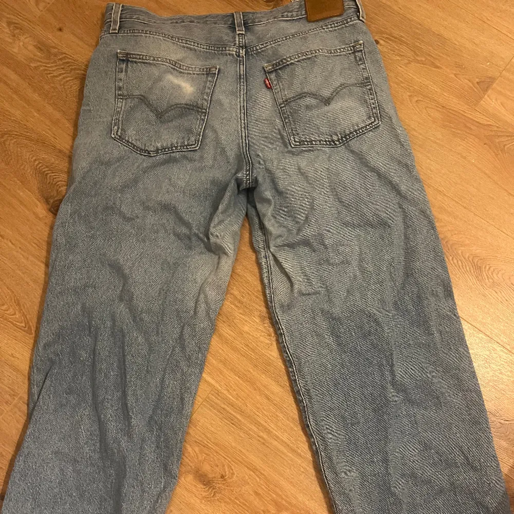 Säljer mina levi’s jeans då dom inte längre passar, köpt för ungefär 1 år sen men ändå i fint skick. Storlek 31 längd 30. Original priset är 1 200💕. Jeans & Byxor.
