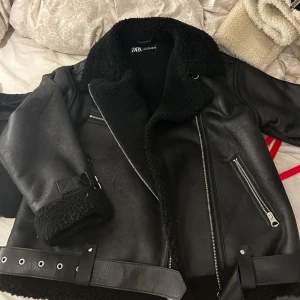 Zara jacka - Fin zara jacka endast använd 1 gång. Den är som en helt ny och har inga defekter säljer då jag inte har någon användning för den.