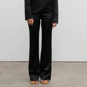 Satinbyxor  - Säljer ett par jättefina satinbyxor ifrån zara, dem har fickor fram och bak. Raka i modellen men sitter ändå tight på låren. Aldrig använda, prislapp kvar. Skitsnygga! Storlek XS