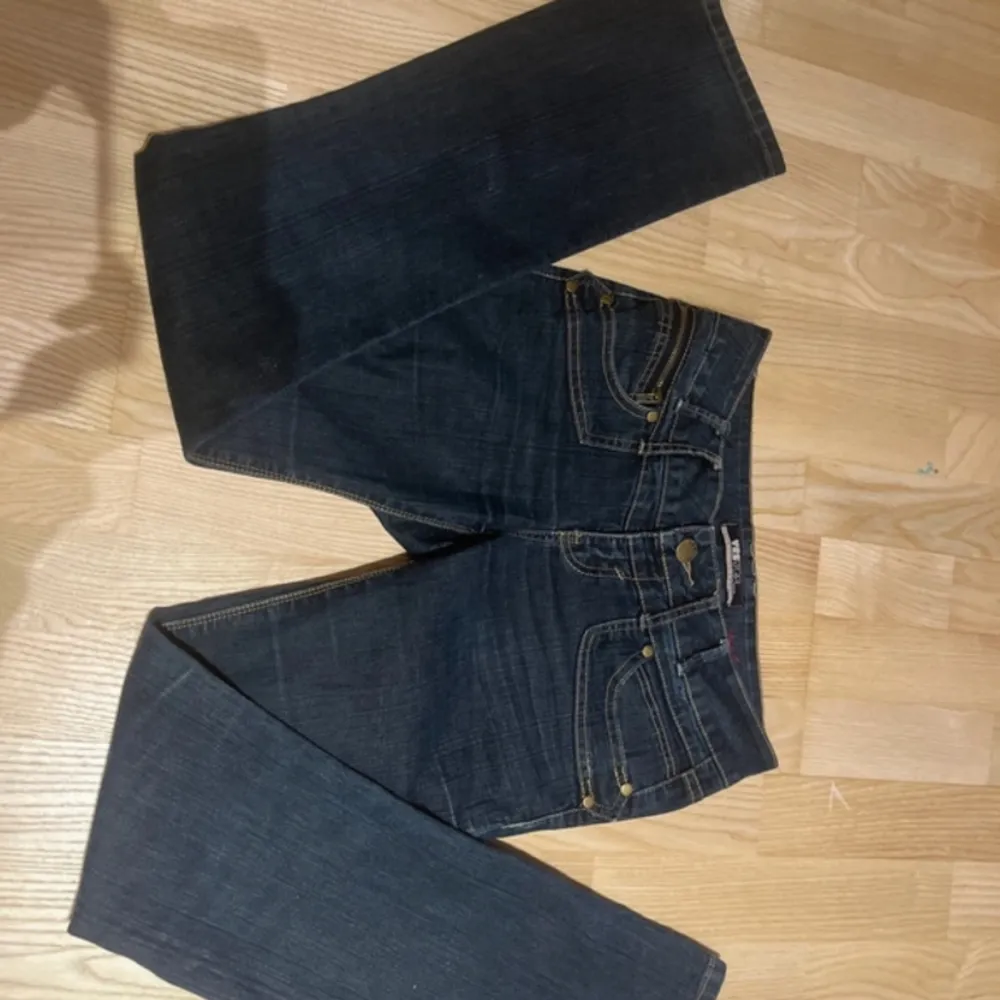 Super snygga jeans från yes yes som jag säljer för att dom tyvärr inte passar längre. . Jeans & Byxor.