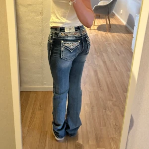 Miss Me jeans  - Ett par superfina miss me jeans i bootcut modell! Endast använda ett fåtal gånger och är i väldigt fint skick. De är low Rise och storlek W28, passar mig som i vanliga fall har M och är 169cm. Pris går att diskuteras.