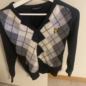 Lyle & scott stickad tröja  - Jätte fint skick, har köpt den secondhand. Tryck gärna på köp direkt🫶