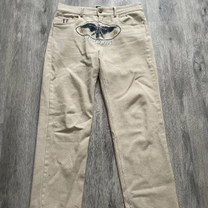 LessFear Jeans - Ett par beiga jeans från LessFear. Tunna och perfekt till sommaren eller varmare dagar. Priset kan gå ner vid snabb deal 💨 