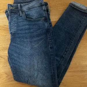 Jeans från Jack&Jones, modell Slim/Glenn. Stolek 30/30 i utmärkt skick 10/10! Nypris ca 600. Färg blå 🔵