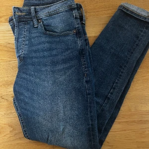 Jeans - Jeans från Jack&Jones, modell Slim/Glenn. Stolek 30/30 i utmärkt skick 10/10! Nypris ca 600. Färg blå 🔵