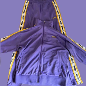 Track suit  - Bra skick. Många kpop idoler har haft på sig detta set. Säljs inte längre vad jag har sett på Nerdys hemsida.