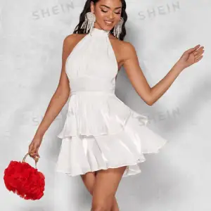 Skit snygg klänning från SHEIN endast testad aldrig använd då den itne passade mig. Köpt för ca 300kr. Alltså helt nyskick med lappen kvar !💋
