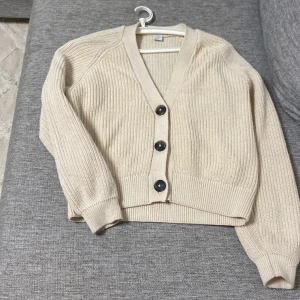 Stickad tröja - Jätte fin stickad tröja, den är helt ny utan en prislapp. Den är aldrig använd. 