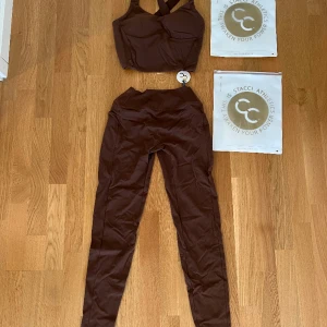 Träningsset från Stacci Athletics  - Helt nya från LUMI collection Färg: spicy chai Storlek M