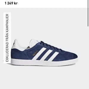 Adidas gazelle - Superfina adidasskor i bra skick som inte kommit till användning mer än ett fåtal gånger. Har lite tecken på användning. Har ni frågor är det bara att höra av sig. Nypris 1249kr💗💗