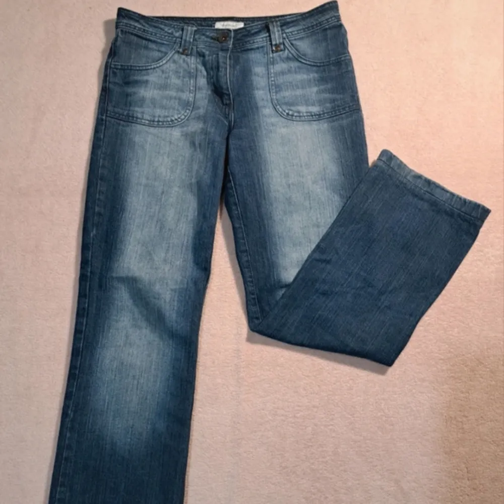 Jätte snygga jeans köpta second hand. Pris kan diskuteras, köptes för 500kr. Dom var lite för korta och är 171cm❤️. Jeans & Byxor.