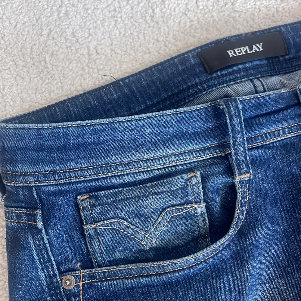 Otroligt snygga replay jeans i en soft blå färg😍Storlek 31/32. . Jeans & Byxor.