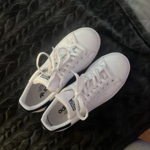 vita o mörk blåa stan smith skor - säljer mina jätte snygga skor då jag vill köpa ett par andra. köpta för kanske 3 veckor sedan. nypris -ungefär 1000 