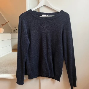 Stickad tröja - Säljer denna så sköna och fina stickade tröjan från vila💗 Storleken är M men den sitter också bra på mig som vanligtvis bär S💕