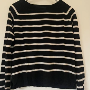 Randig tröja  - Randig tröja från zara. Storlek S. Mycket bra skick! Tunt material🌟