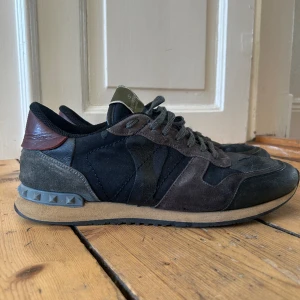 Valentino rockrunner  - Hej!   Säljer mina valentino rockrunners storlek 46. De är använda men det syns inte mycket alls förutom att mockan är lite sliten. Annars är de i bra skick