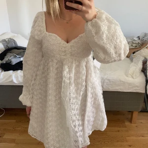 Student klänning  - Vit spets klänning, aldrig använd 