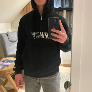 RMDY Sherpa Hoodie - Storlek S, okej skick använd många gånger, tjock och varm hoodie med quarter zip 