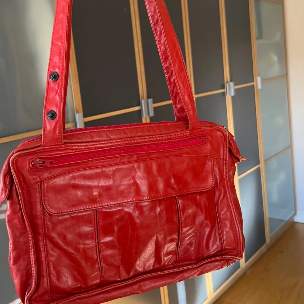 Super fin väska i rött skinn! Fint skick ❤️. Väskor.