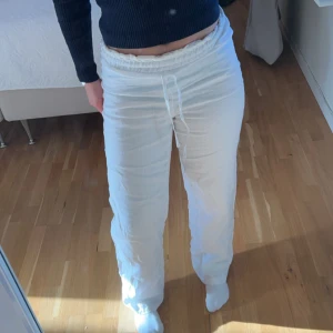 Linnebyxor - Linnebyxor från design by si i storlek xs. Säljer då de är för små för mig. Inte genomskinliga då det är som ett extra tyg inne☺️